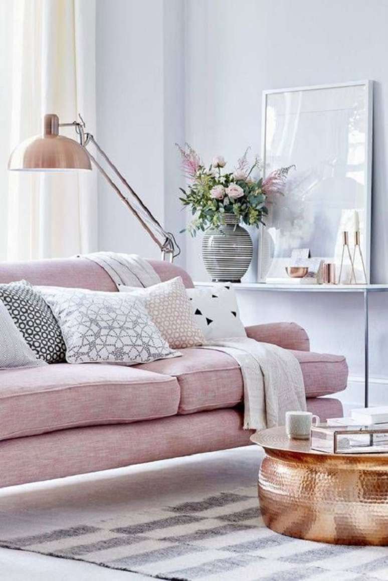38. Sofá com manta bege para decoração feminina – Foto Apartament Therapy