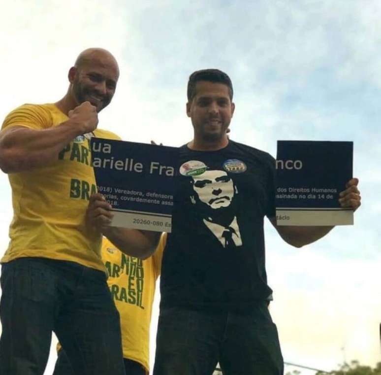 O deputado estadual no Rio Rodrigo Amorim (PTB-RJ) quebrou uma placa de homenagem a Marielle Franco. Na foto, Amorim é acompanhado pelo o deputado federal Daniel Silveira (PTB-RJ)
