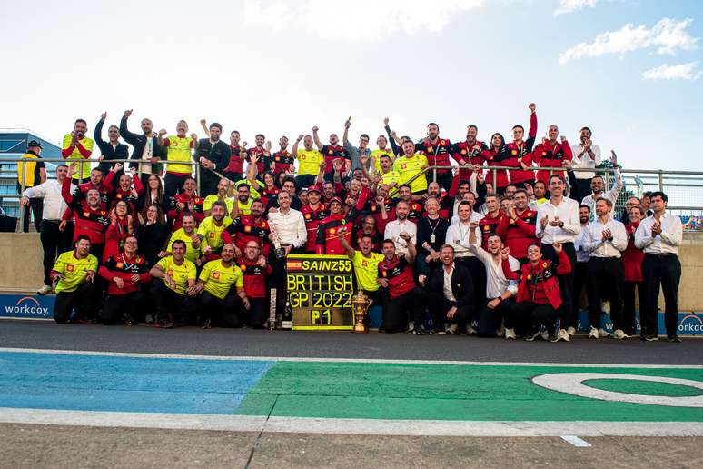 A Ferrari comemora a vitória em Silverstone. Os sorrios poderiam ser maiores...