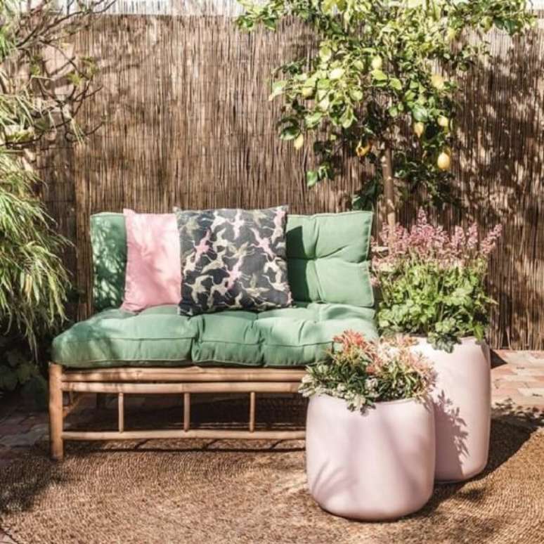 48. Tapete de sisal e jogo de sof&aacute; de bambu para &aacute;rea externa. Fonte: Misterbamboe