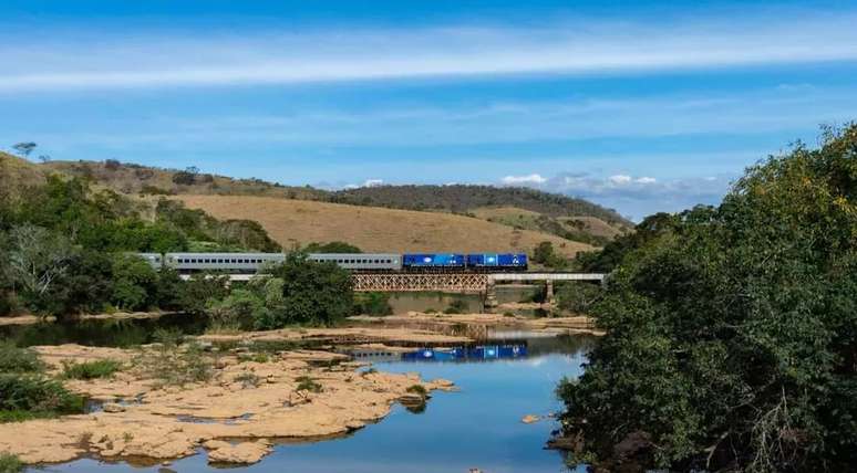 O trem terá quatro locomotivas, 15 carros de passageiros e um vagão-restaurante.