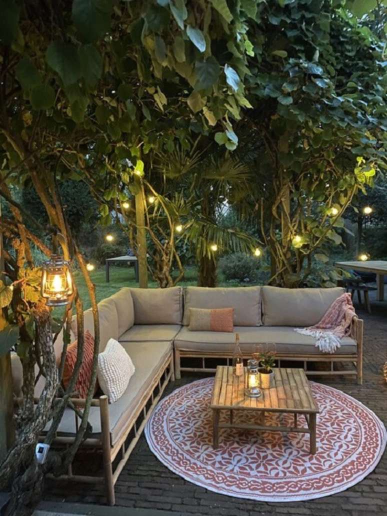 9. Os cordões de luz na área externa permitem o uso do sofá de bambu ao anoitecer. Fonte: Exotan