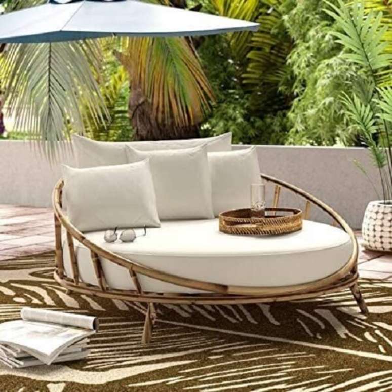 5. Ombrelone e sofá de bambo redondo formam uma combinação perfeita. Fonte: Amazon