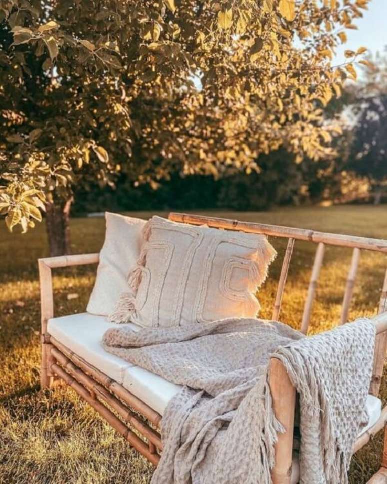11. A manta e as almofadas trazem mais conforto ao sofá de bambu. Fonte: vidalXL US