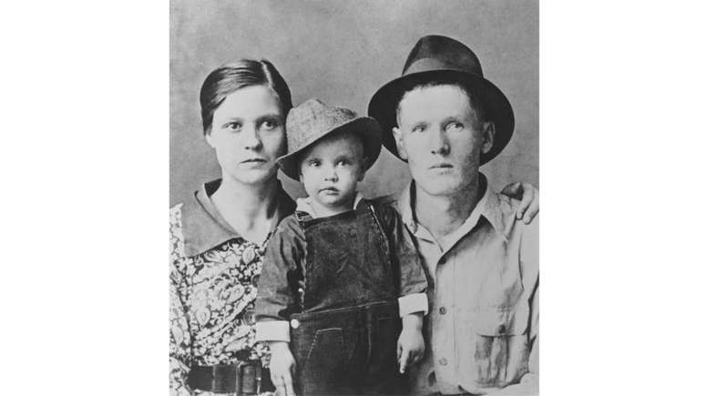Elvis, retratado aqui com os pais em 1937, cresceu em bairro majoritariamente negro em Tupelo, no Mississippi