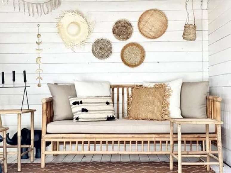 19. As almofadas trazem um toque especial ao sof&aacute; de bambu. Fonte: Fonq