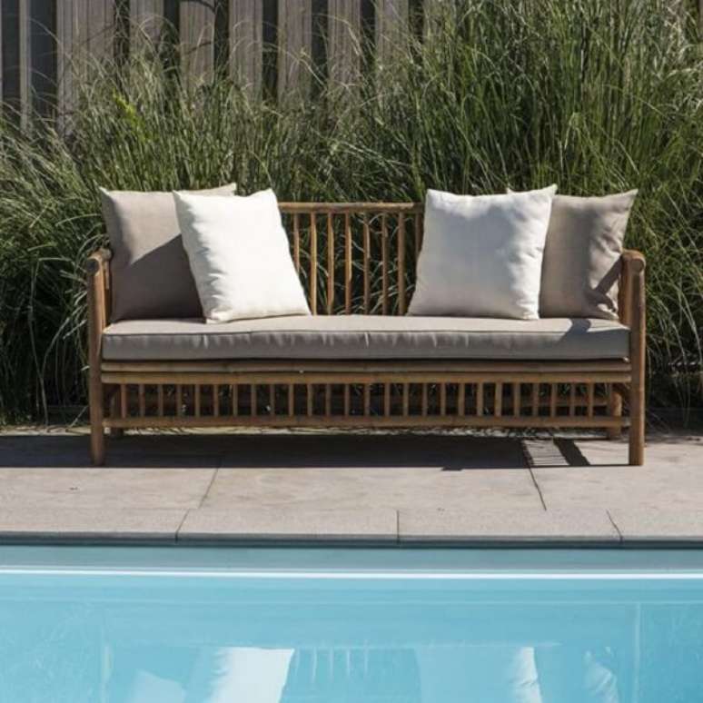 45. Sof&aacute; de bambu decora &aacute;rea externa com piscina. Fonte: vtwonen