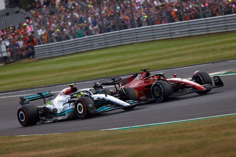 Lewis Hamilton e Charles Leclerc duelaram na parte final da corrida 