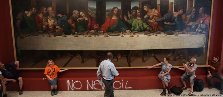 Cinco ativistas "colaram" uma mão cada à moldura de uma cópia em tamanho real da obra "A Última Ceia", de Leonardo da Vinci, na Royal Academy of Arts de Londres