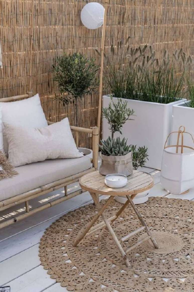 35. O jogo de sofá de bambu transforma a decoração da área externa. Fonte: Elle Interieur
