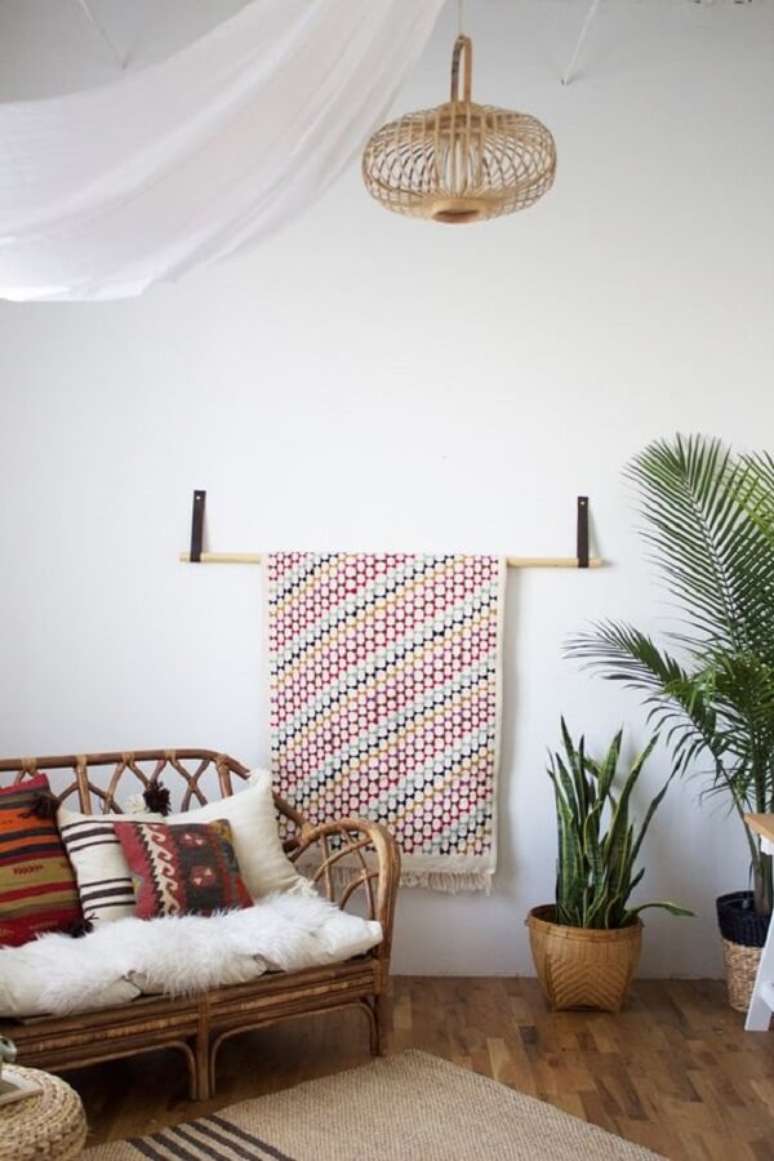 18. As almofadas trazem conforto ao sofá de bambu. Fonte: Centered By Design