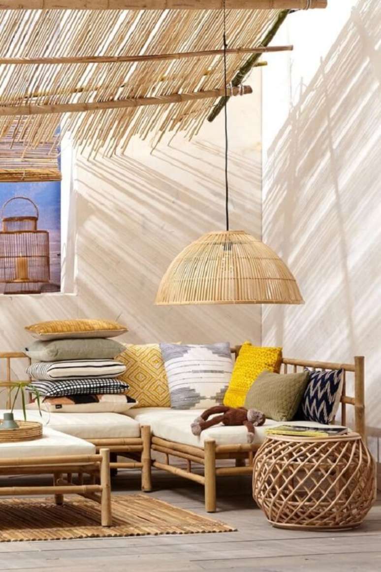12. Al&eacute;m do sof&aacute; de bambu outras pecas do ambiente seguem acabamento r&uacute;stico. Fonte: Tante Truus Kan Alles