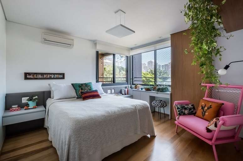 8. A su&iacute;te do casal ganhou faixa em pintura clara em todas as paredes Foto: Nathalie Artaxo