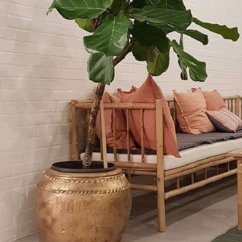 50. Vaso de planta e sofá de bambu para sala. Fonte: Cathrine Schack