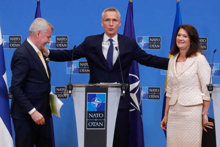 Jens Stoltenberg com os ministros Pekka Haavisto, da Finlândia, e Ann Linde, da Suécia