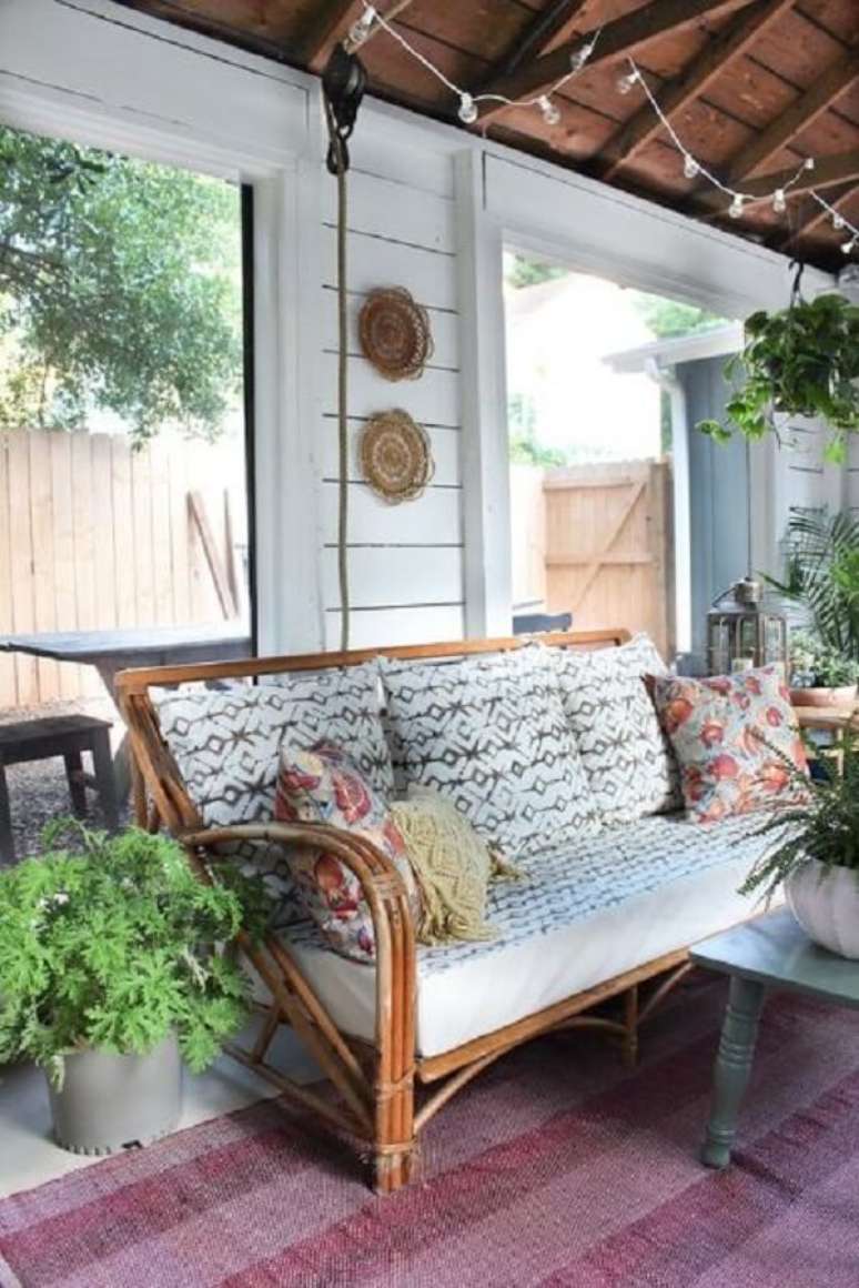 21. Casa de campo decorada com jogo de sof&aacute; de bambu. Fonte: Sierra Real Estate