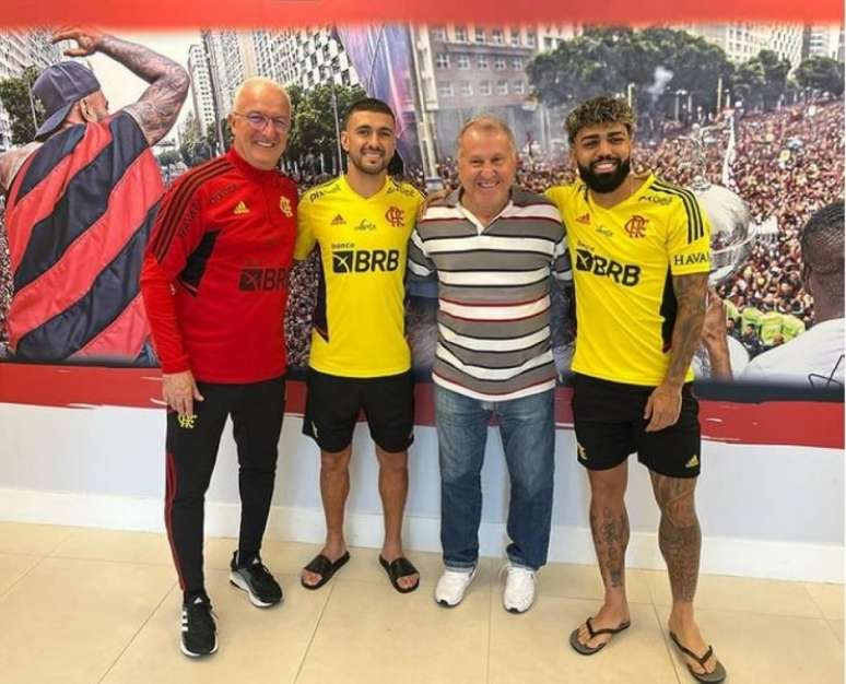 O técnico Dorival Júnior, Arrascaeta e Gabigol com Zico, no Ninho do Urubu (Foto: Reprodução/Instagram)