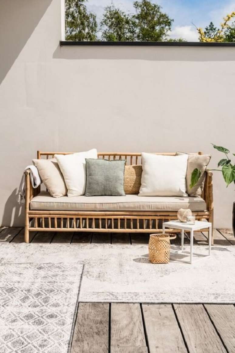 38. Os tapetes e almofadas trazem um toque de conforto no ambiente com sofá de bambu. Fonte: Mevrouw Monstera