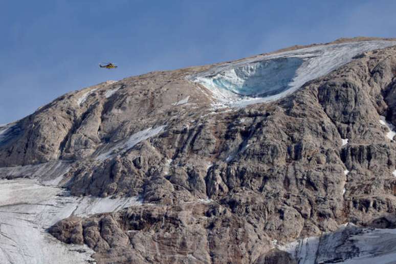 Helicóptero busca desaparecidos na geleira da Marmolada, extremo-norte da Itália
