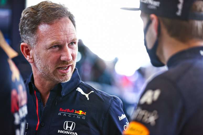 Horner conteve a empolgação com a performance da Mercedes na Inglaterra 