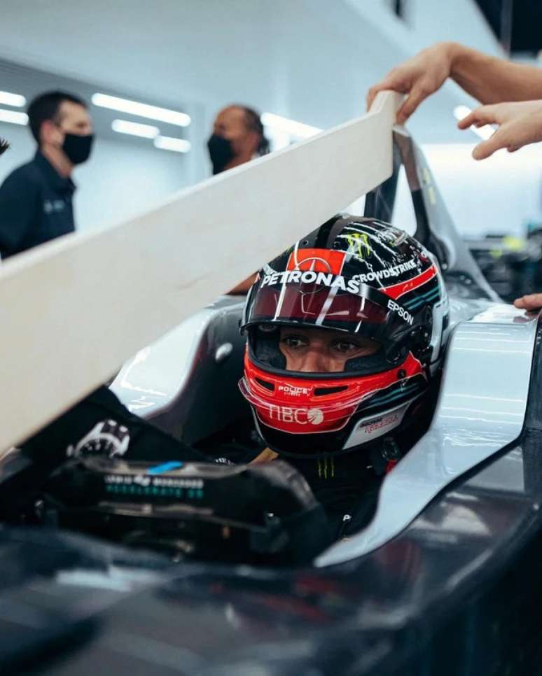 George Russell fazendo banco na Mercedes. A medida regulamentar é conferida na boa e velha madeira...