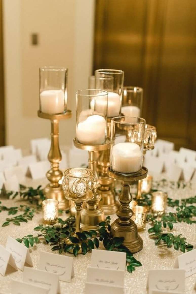 55. Casti&ccedil;ais dourados trazem requinte ao decor. Fonte: Burgh Brides