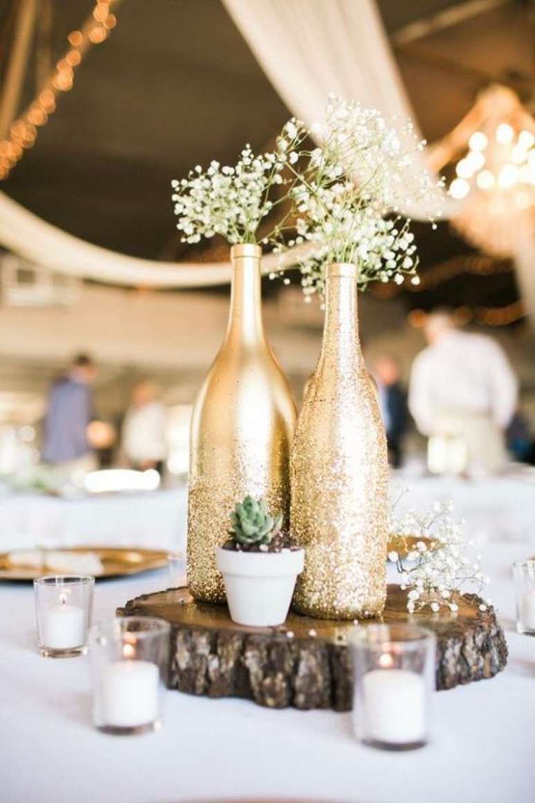 24. Até mesmo garrafas decoradas podem compor sua festa de bodas de ouro. Foto: RHINOV