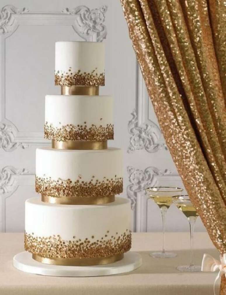 63. Bodas de ouro: bolo de vários andares com toques de dourado. Fonte: Muito Chique
