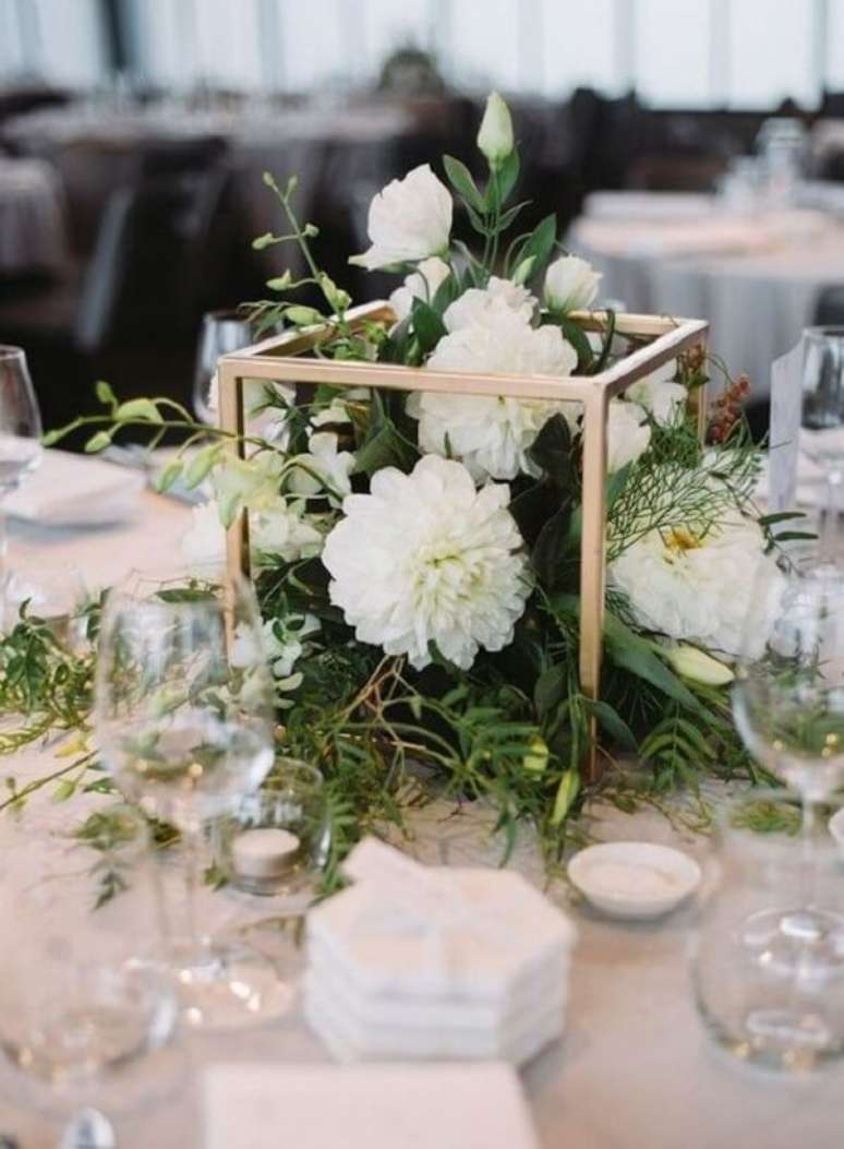 65. Arranjo floral para decora&ccedil;&atilde;o de bodas de ouro. Fonte: Wedding Blaze