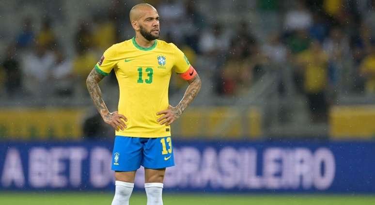 Daniel Alves luta por uma vaga na Copa do Mundo do Qatar (Foto: Douglas Magno/AFP)