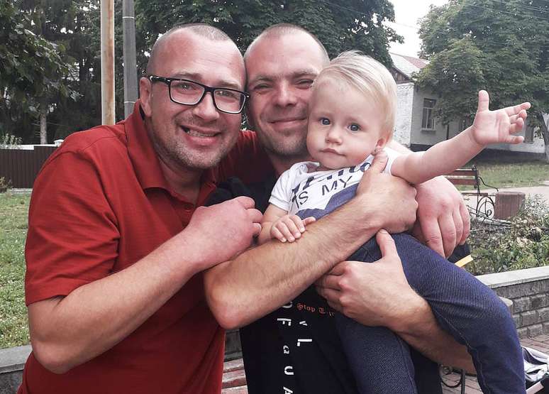 Ivan (na esquerda) com seu amigo Svyatoslav Turovsky e a filha de Ivan, Zlata