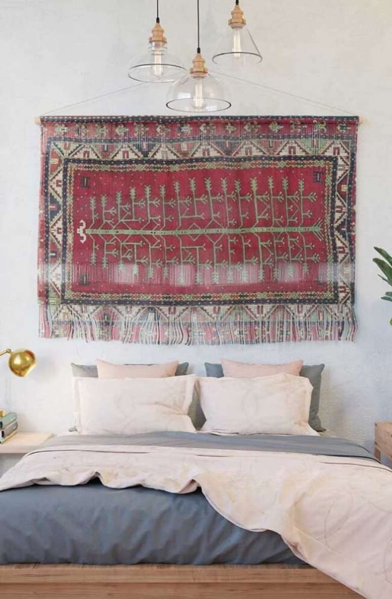 37. Quarto de casal com tapeçaria de parede antiga persa. Fonte: Decoratorist
