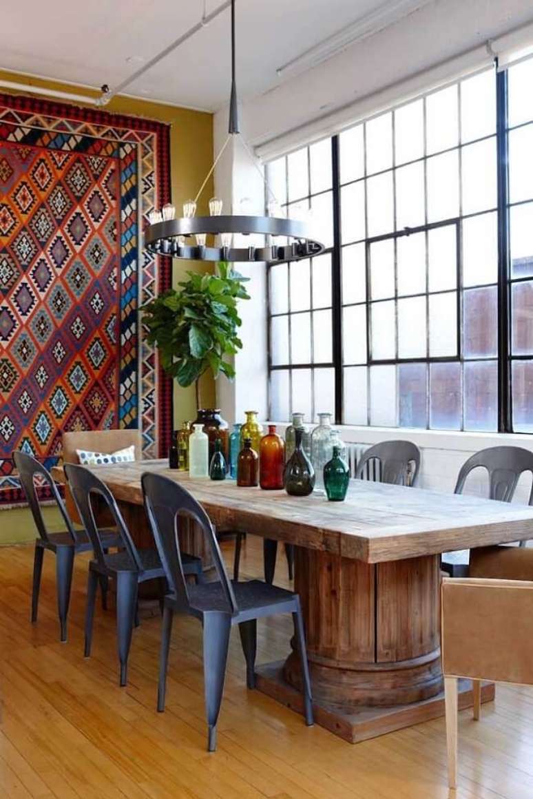 6. Sala de jantar com mesa de madeira e tapeçaria de parede. Fonte: Decor Facil