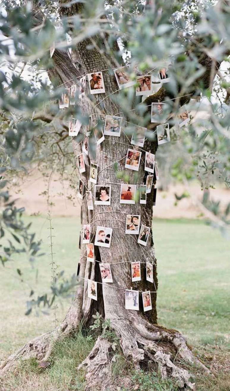 54. Decora&ccedil;&atilde;o personalizada com fotos para festa de bodas de ouro. Fonte: Decor F&aacute;cil