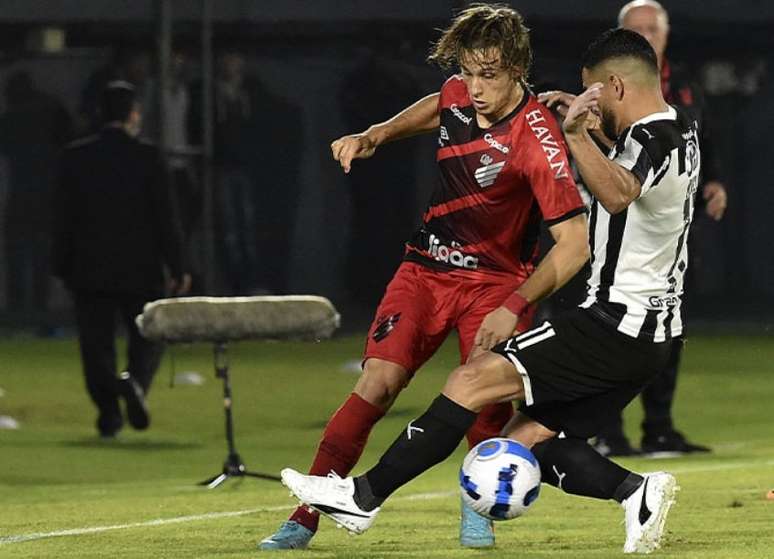 Athletico-PR não teve vida fácil, mas surpreendeu o Libertad em pleno Defensores del Chaco (Foto: NORBERTO DUARTE / AFP)