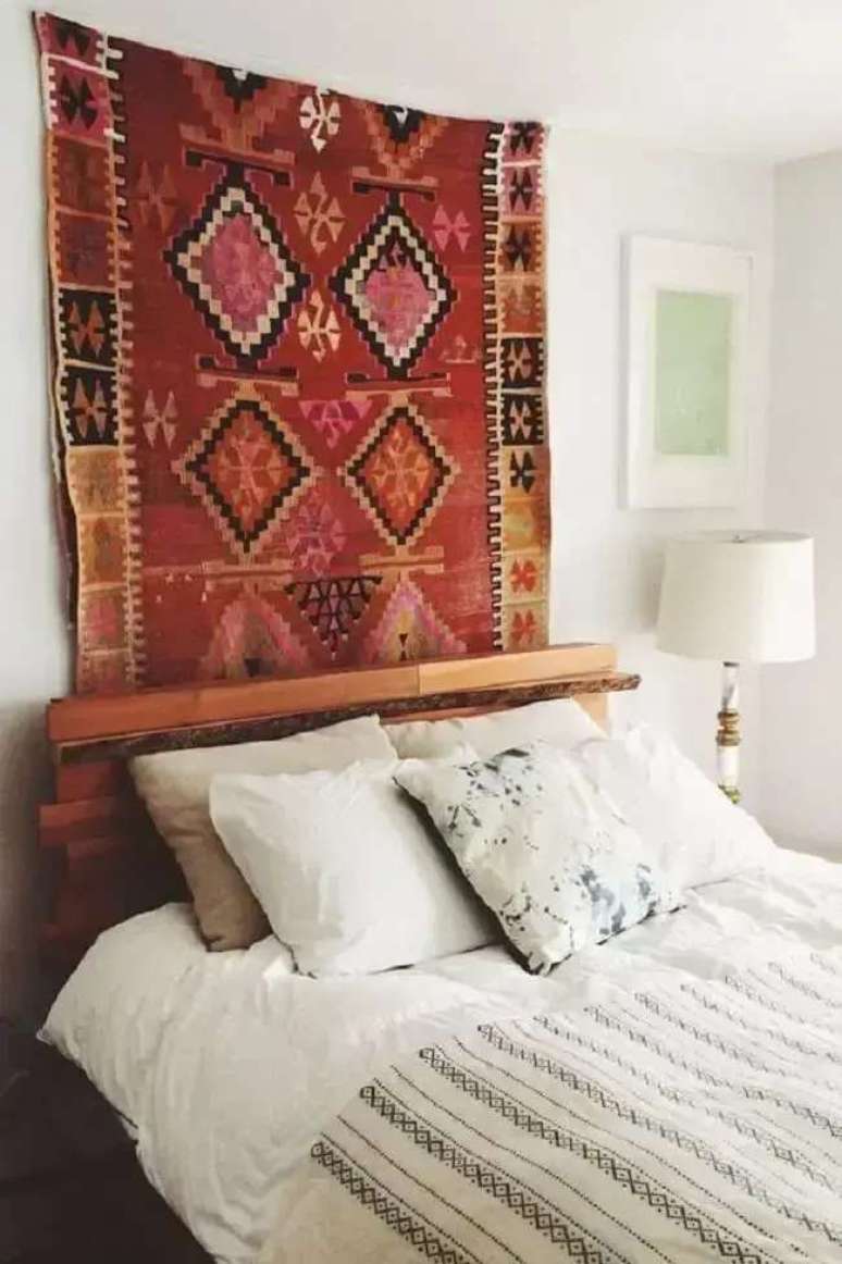 1. A tapeçaria de parede está alinhada com a cama de casal. Fonte: Clem Around The Corner