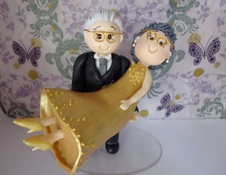 26. Os bonecos do topo do bolo podem ser representativos das bodas de ouro. Foto: Casamento.biz