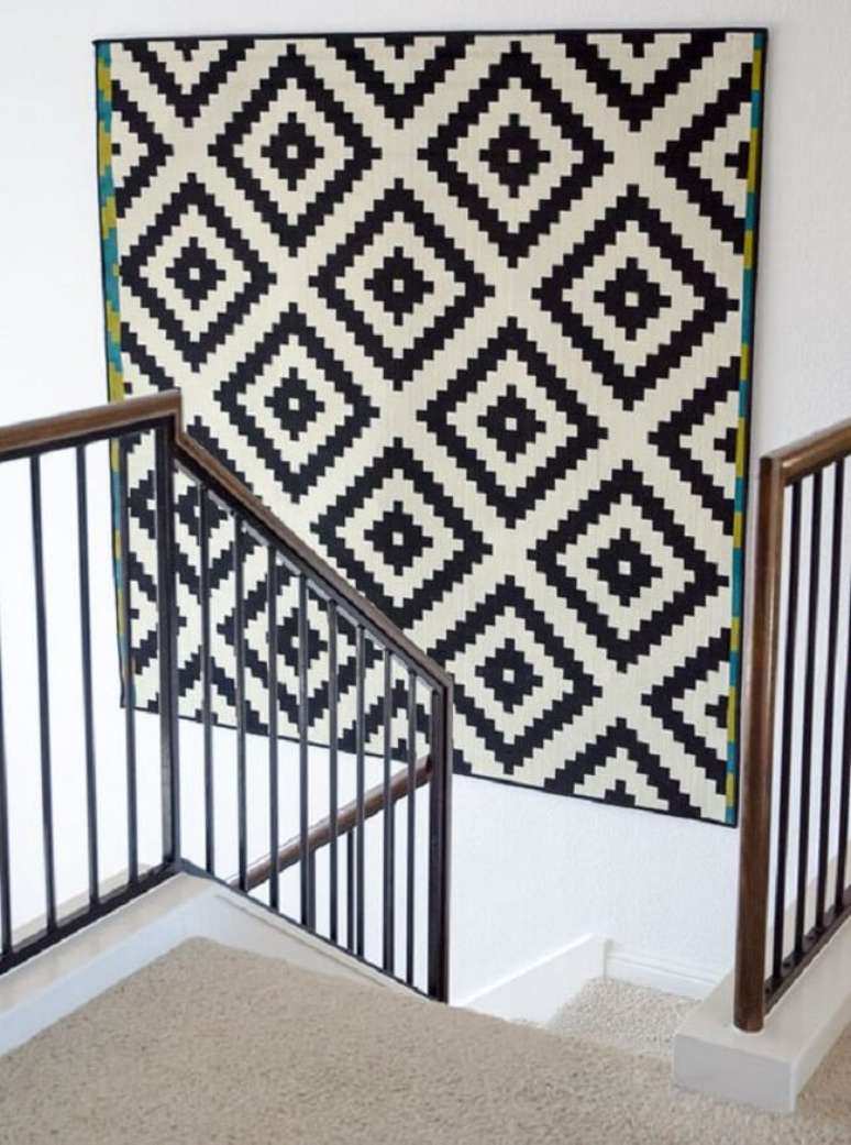 15. A tapeçaria de parede decora a escada do imóvel. Fonte: Lindsay Ballard