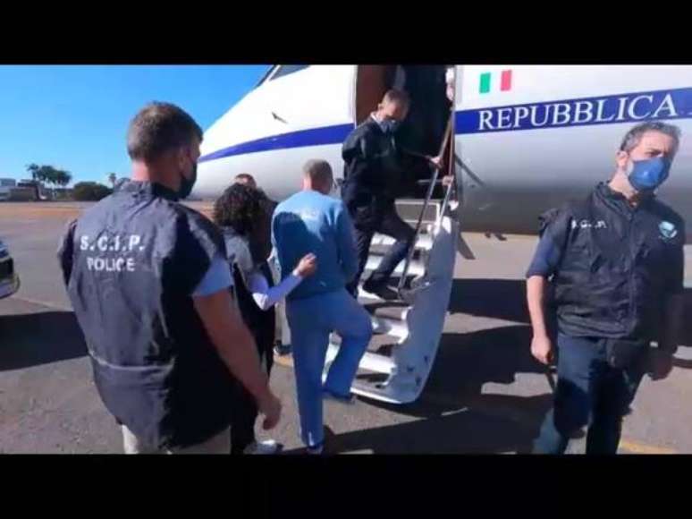 Rocco Morabito sobe em avião da República Italiana para extradição