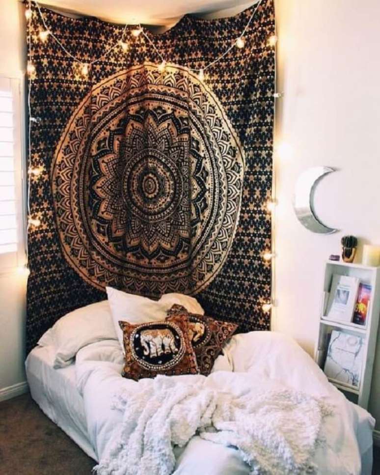 11. A tapeçaria de parede mandala desperta muito aconchego no quarto. Fonte: Roomgoal