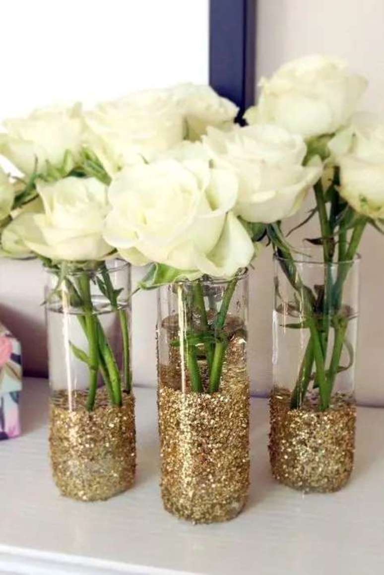 10. Rosas brancas são ótimas para bodas de ouro. Foto: Decor Fácil