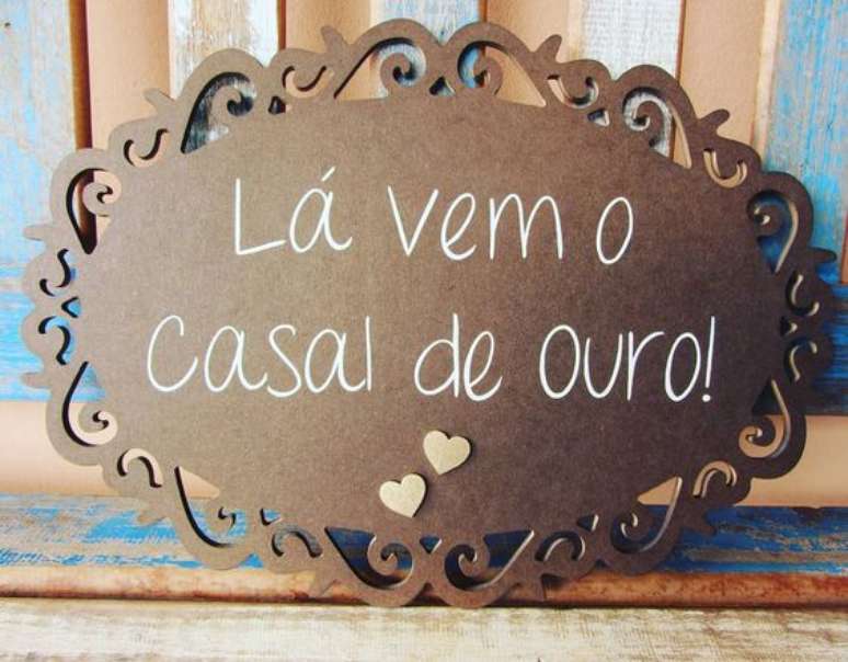 31. Elementos decorativos com frases tamb&eacute;m s&atilde;o &oacute;timas para festas de bodas de ouro. Foto: Instagram