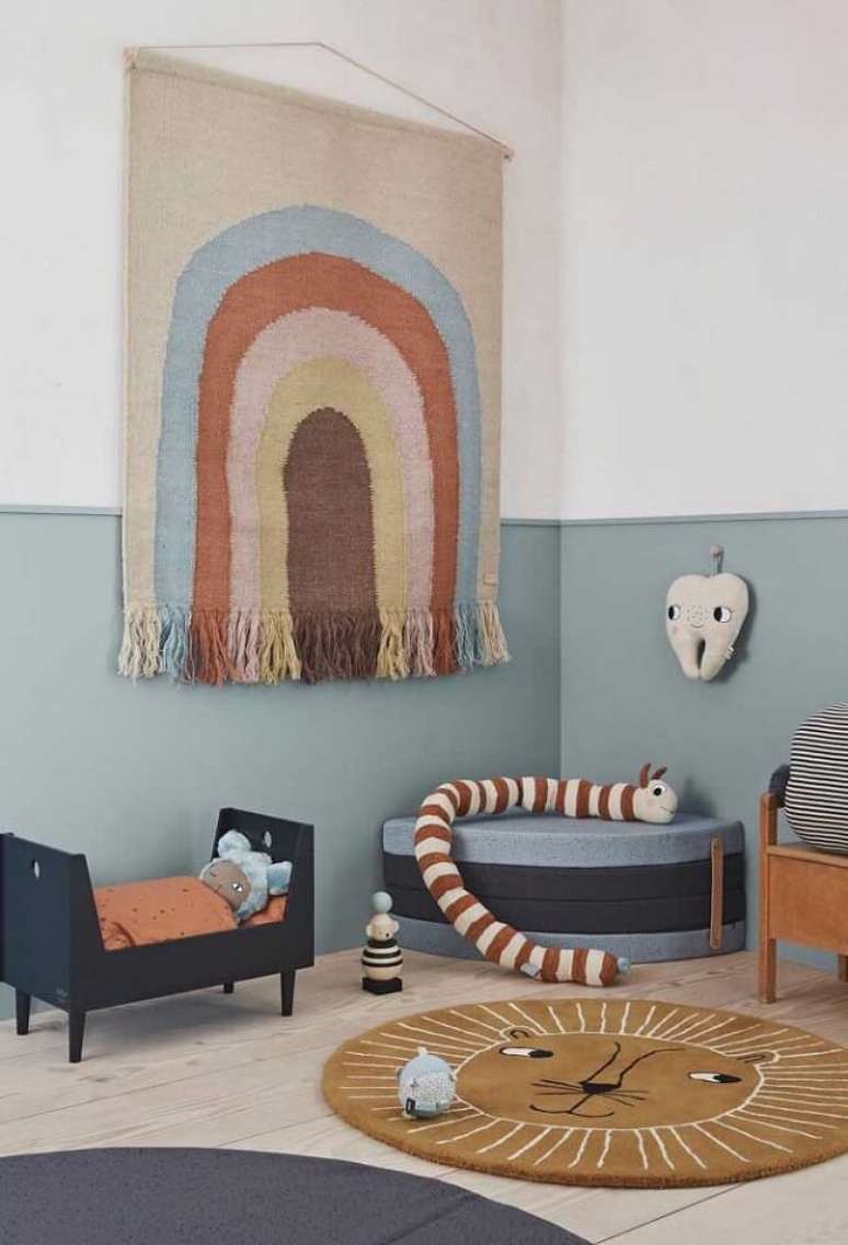 38. Quarto infantil decorado com brinquedos e tapeçaria de parede colorida. Fonte: Amazon