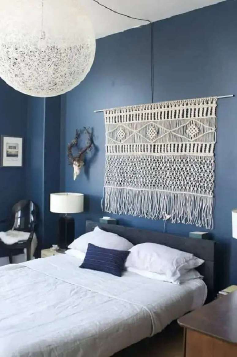 36. Quarto de casal azul com tapeçaria de parede macramê. Fonte: A Casa Que Minha Vó Queria