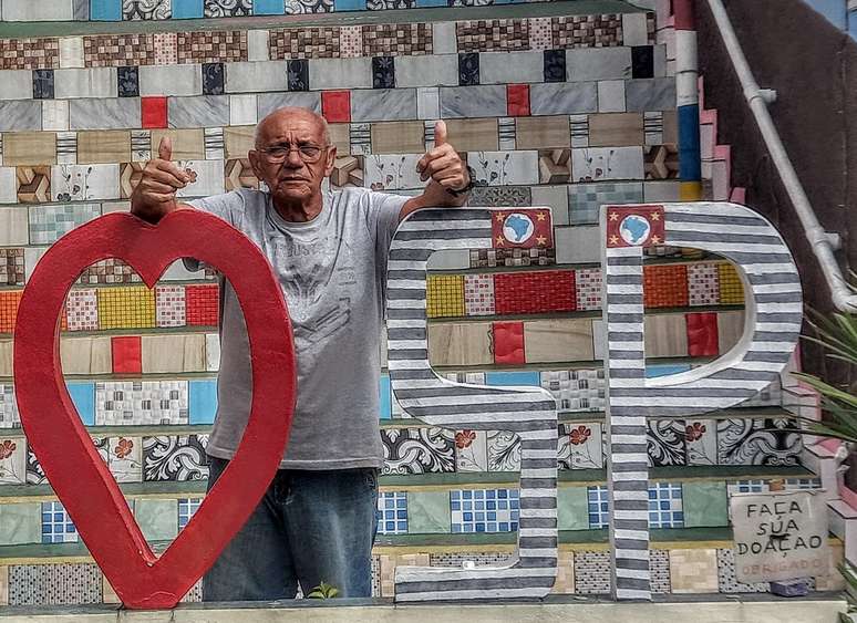 Antonio Bezerril cuida do escadão ao lado de casa desde 2018 @Mateus Monteiro/Agência Mural