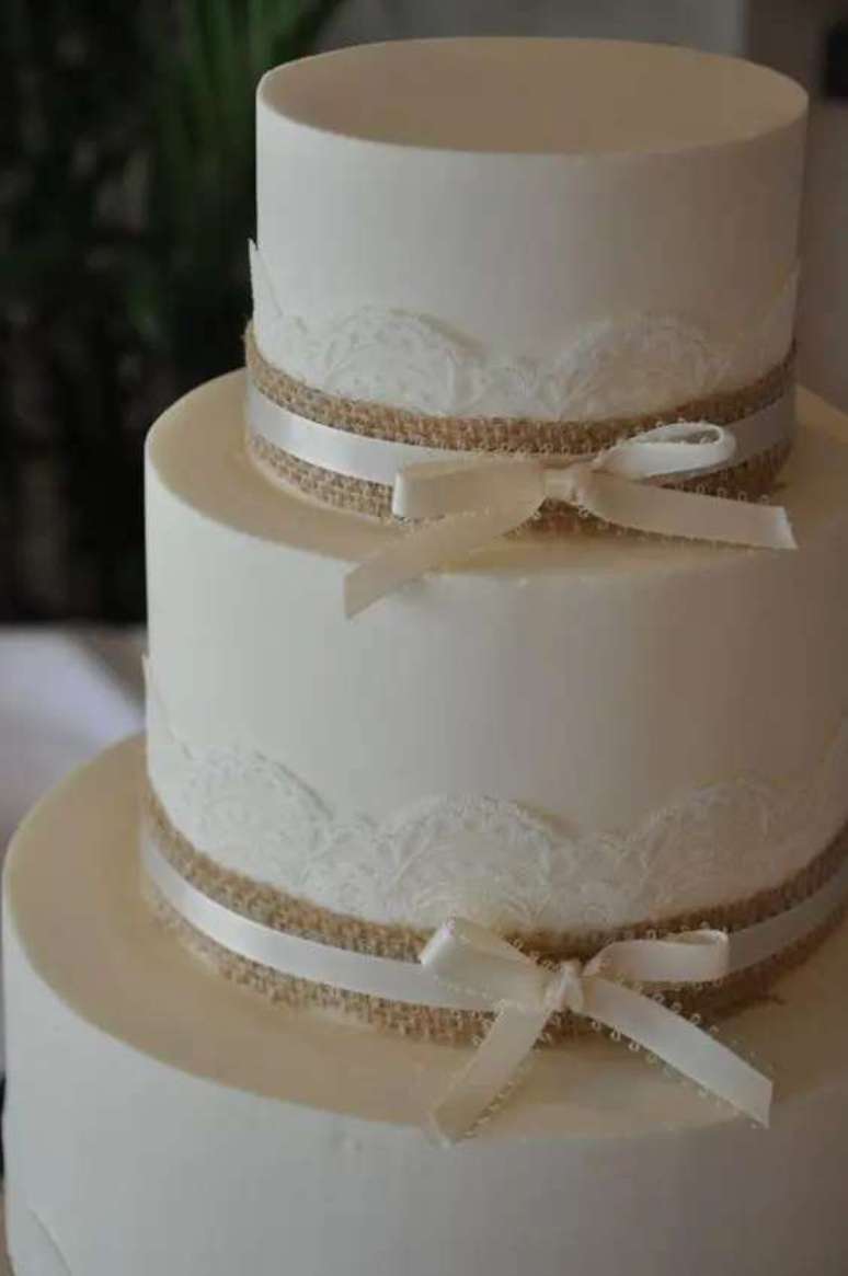 21. O bolo de bodas de ouro deve ser delicado. Foto: Sweet Cheeks Baking