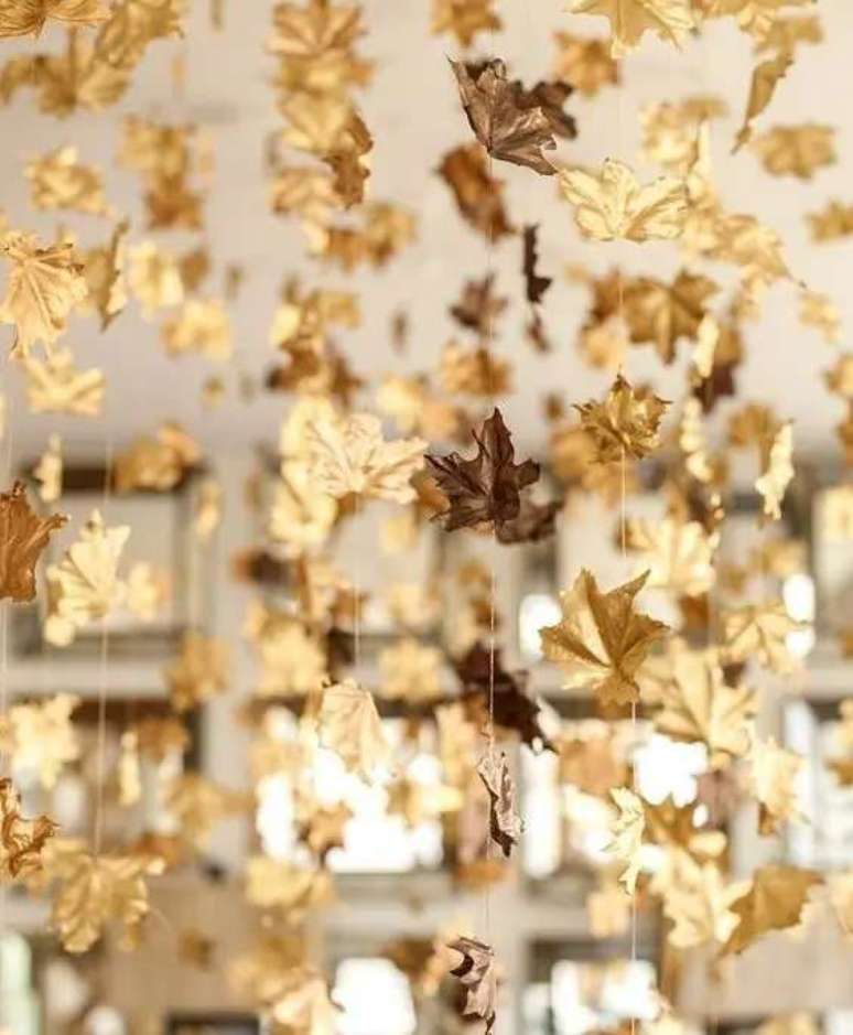 44. Folhas secas são lindas para compor sua festa de bodas de ouro. Foto: Pinterest