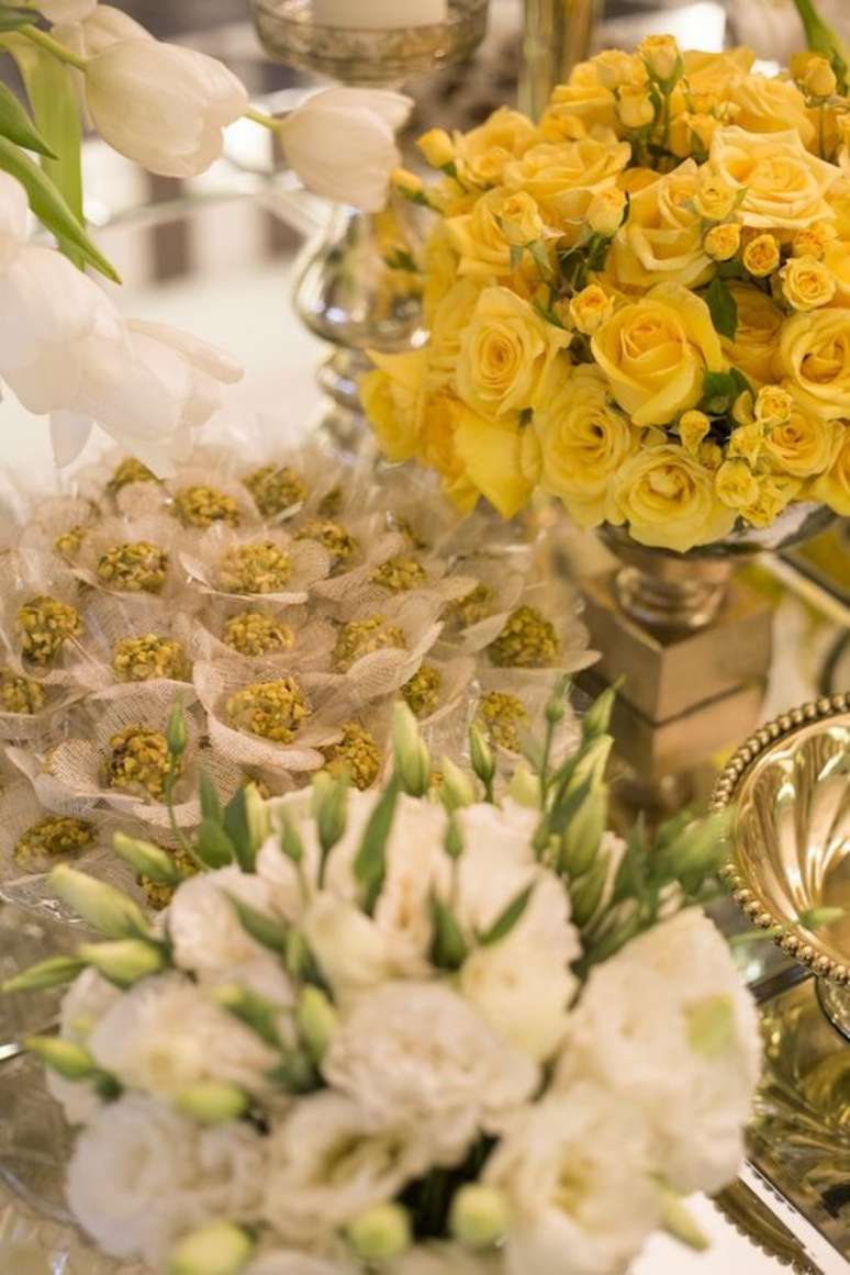 25. Flores brancas são ótimas para uma festa de bodas de ouro. Foto: Vestida de Noiva