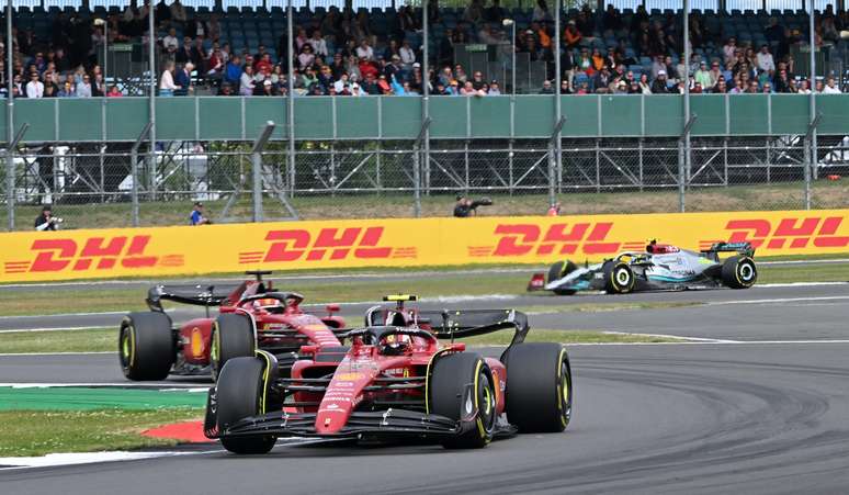 Carlos Sainz foi instruído a proteger Leclerc no final da corrida mas discordou da equipe 