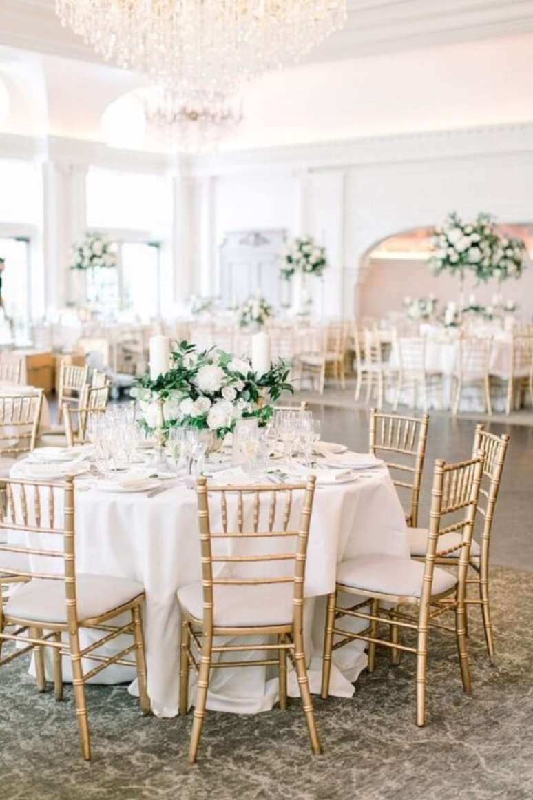 66. As cadeiras douradas trazem um toque sofisticado para a decoração de bodas de ouro. Fonte: Jess Keys